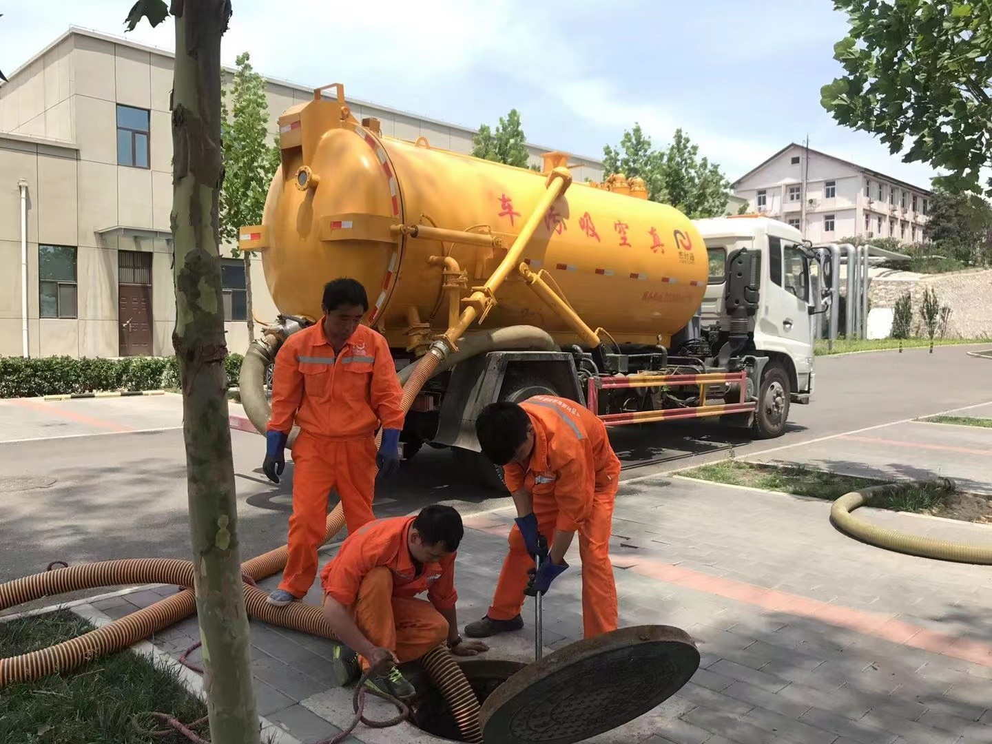 木棠镇管道疏通车停在窨井附近