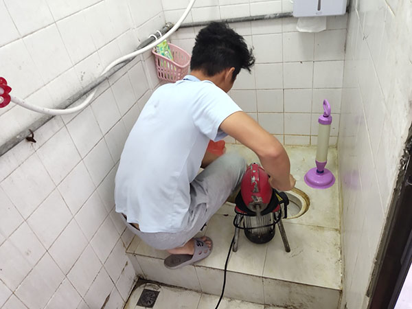 木棠镇管道堵塞冒臭气 专业师傅现场解决问题